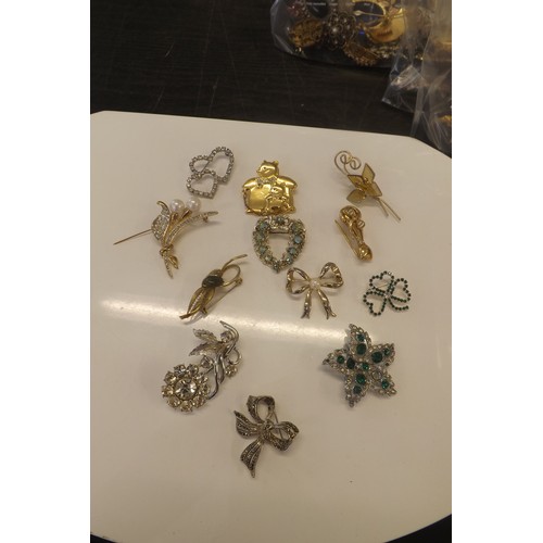 12 assorted good quality brooches