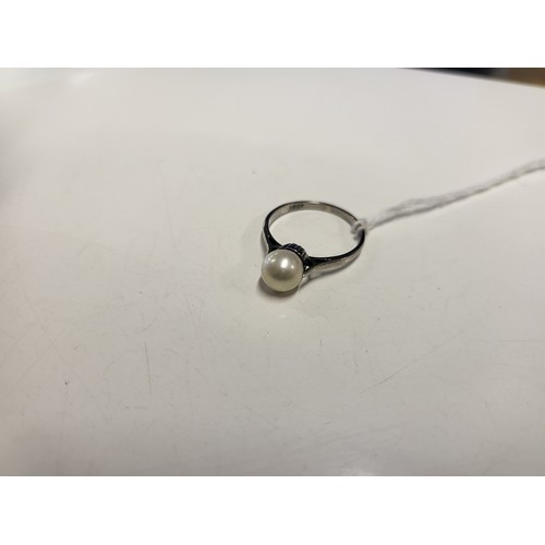 1 - Stunning 18ct gold ring set with pearl 3.3g