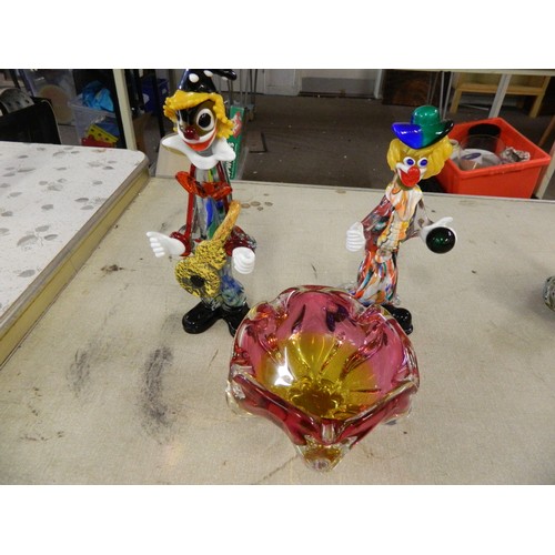 18 - 2 Mirano clowns + heavy studio glass bowl.
