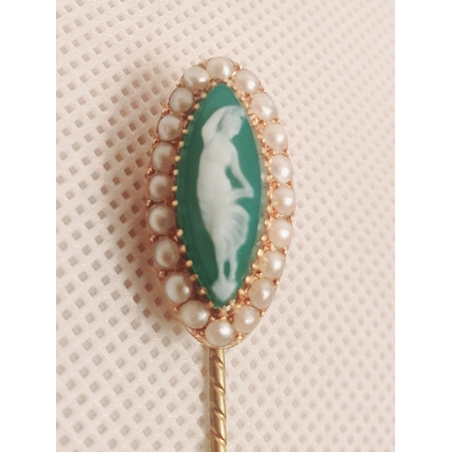21 - 9ct Gold Cameo Pin decorated with pearls