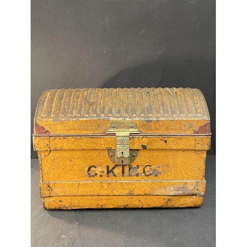 75 - OCEAN LINER: Rare Cunard emigrants' tin trunk with Cunard/Jones Brothers, Wolverhampton to the lock,... 