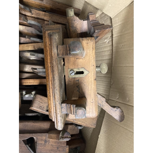 25 - Tools: 19th cent. and later hardwood moulding, shaping, and other carpenter's planes. (50)