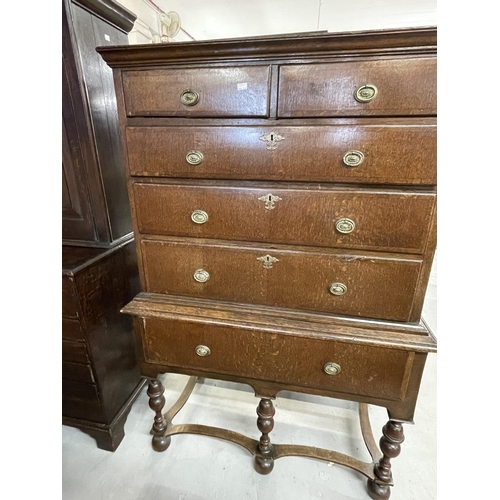 139 - 18th/19th cent. Oak two short over three long drawers on a stand with a single drawer, of small prop... 