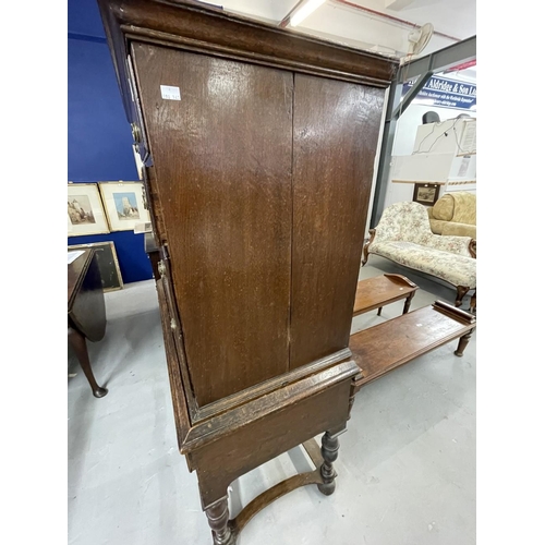 139 - 18th/19th cent. Oak two short over three long drawers on a stand with a single drawer, of small prop... 