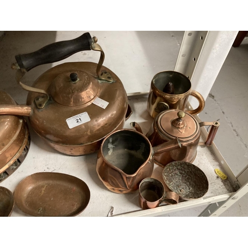 21 - 19th/20th cent. Metalware: Copper kettles x 2, chocolate and other pots, decorative mugs x 2, dishes... 