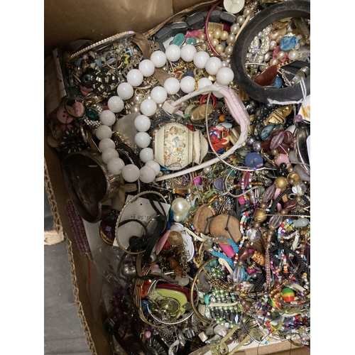 220 - Costume Jewellery: Bangles, necklets, earrings, etc.