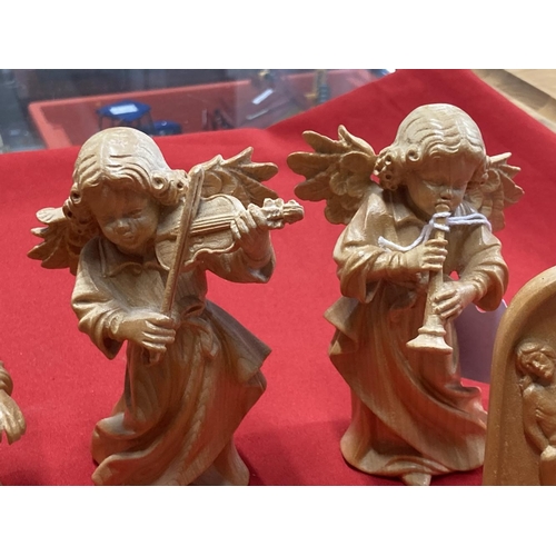 370 - 20th cent. Treen: Holzschinitzerein treen carvings, Paul and Robert Eder Oberammergau five angels pl... 