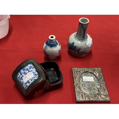 387 - Oriental Ware: 19th/early 20th cent. Chinese items to include two small vases, papier-mache box with... 