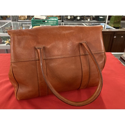 408 - Fashion: Mulberry 'Bayswater' handbag. Mulberry serial number 026904. Key attached within leather fo... 