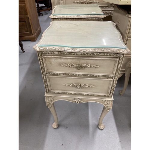 42 - 20th cent. Painted bedroom suite, two drawer dressing table with shaped top moulded edge the drawers... 