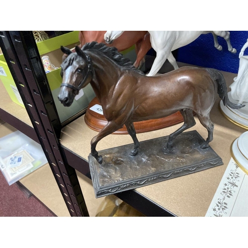 439 - 20th cent. Ceramics: Porcelain equine Franklin Mint, Racing the Wind, porcelain cold painted Poised ... 