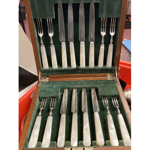 476 - Hallmarked Silver: Fruit knives and forks with mother of pearl handles, Sheffield, in mahogany box. ... 