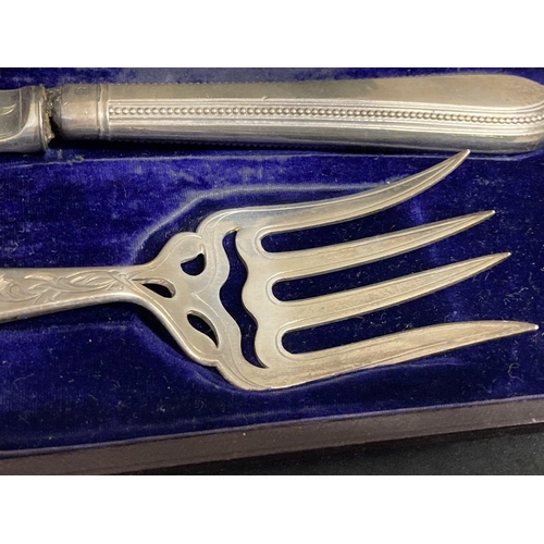 495 - Hallmarked silver: Victorian fish servers in fitted case with bead pattern handles hallmarked London... 