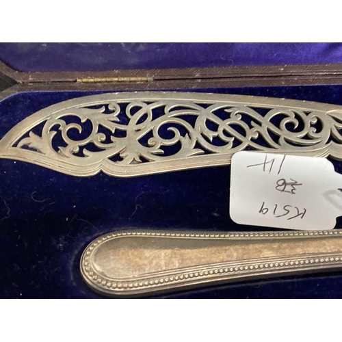 495 - Hallmarked silver: Victorian fish servers in fitted case with bead pattern handles hallmarked London... 