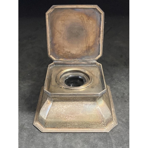 506 - Hallmarked Silver: Inkwell with hinged cover and fitted glass liner made by Gold & Silversmiths Lond... 