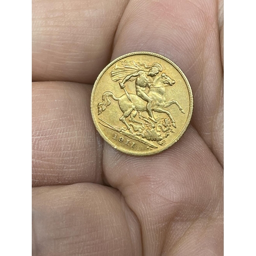 556 - Gold Coins: 1911 George V half Sovereign. 3.98g.