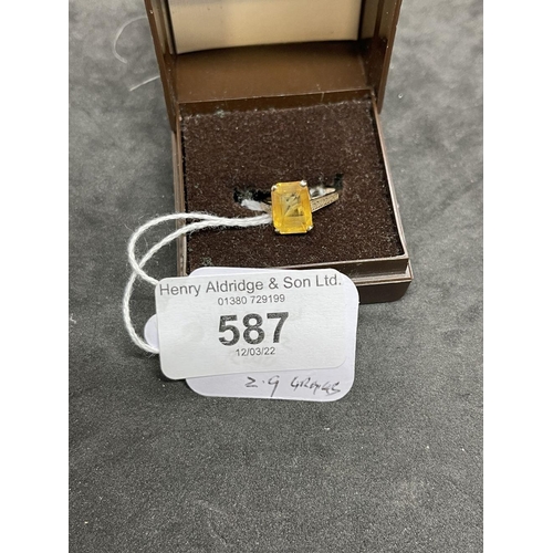 587 - Jewellery: Yellow metal ring set with a single rectangular cut yellow quartz, estimated weight 3.50c... 