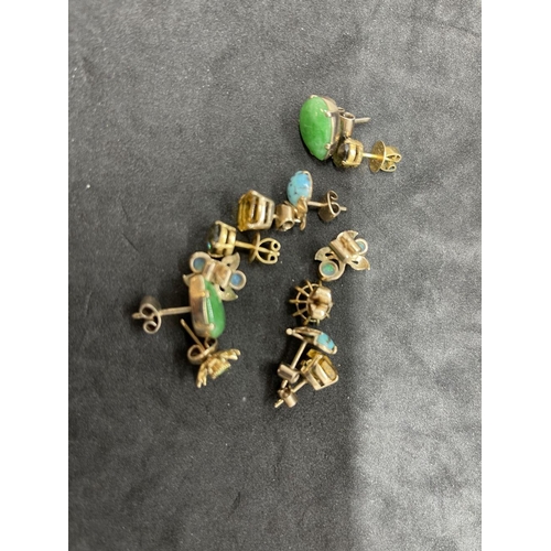 605 - Jewellery: Yellow metal six pairs of stone set earrings, to include jade, turquoise, opal, emerald, ... 