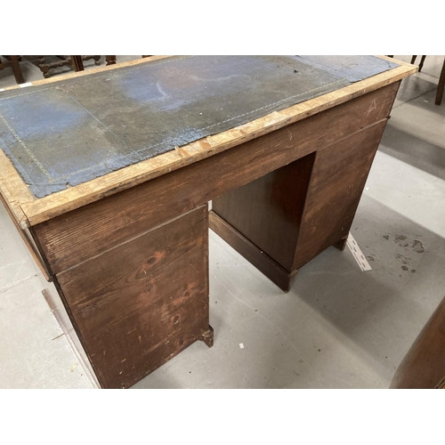 75 - Late 19th cent. Mahogany twin pedestal desk, nine drawers all with knob handles on a square plinth b... 