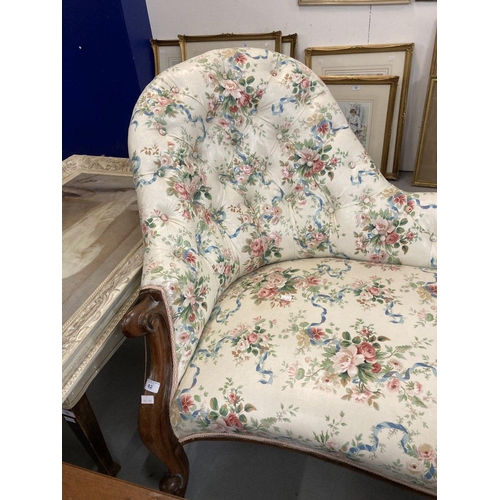 82 - 19th cent. Victorian mahogany chaise lounge upholstered in a buttoned chintz, carved scroll  to the ... 