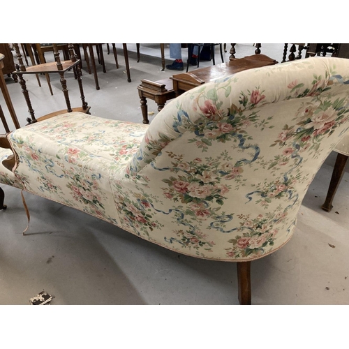 82 - 19th cent. Victorian mahogany chaise lounge upholstered in a buttoned chintz, carved scroll  to the ... 