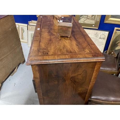 92 - 19th cent. Mahogany chest of two short and three long drawers with quarter veneered top and herringb... 