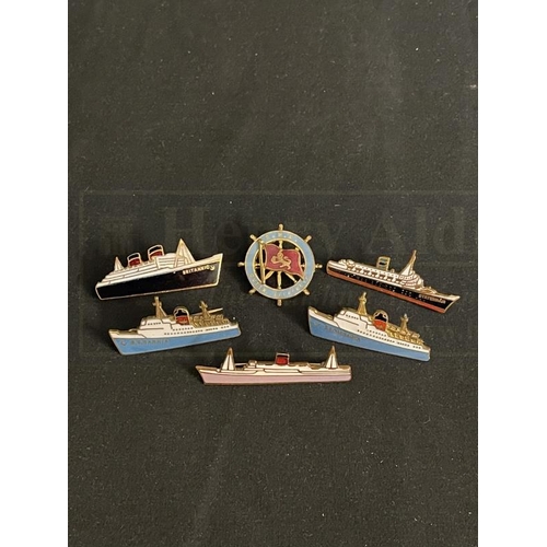 92 - OCEAN LINER: Stratton brooches - Cunard White Star Queen Elizabeth ship's wheel brooch, and Cunard W... 