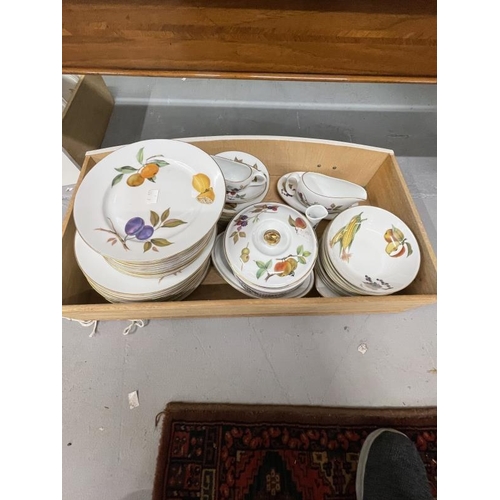 20 - 20th cent. Ceramics: Royal Worcester 'Evesham' dinner and tea service saucers x 19, coffee cups x 7,... 