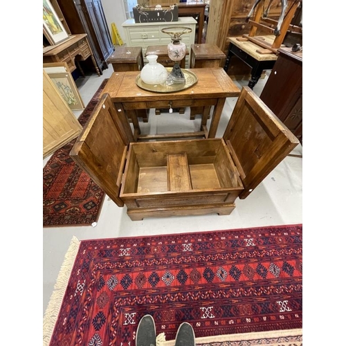 29 - 20th cent. Oak storage chest/coffee table with two opening flaps on a shaped base with bracket feet.... 