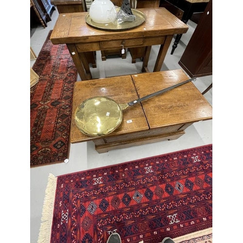 29 - 20th cent. Oak storage chest/coffee table with two opening flaps on a shaped base with bracket feet.... 