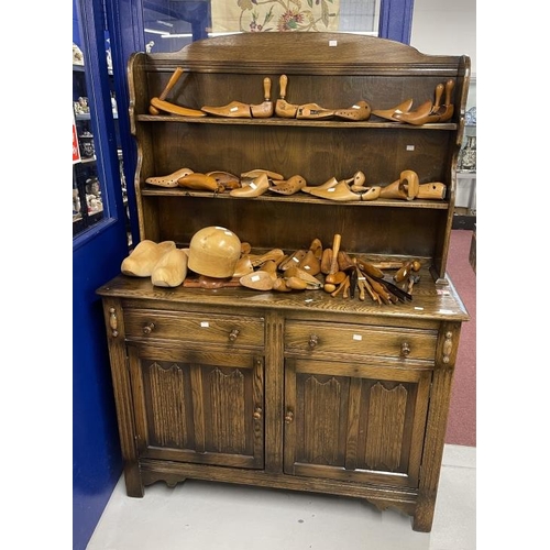 1 - 20th cent. Oak dresser and rack, the top with two shelves, the base with two drawers above two doors... 