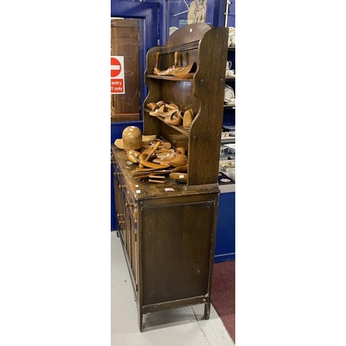 1 - 20th cent. Oak dresser and rack, the top with two shelves, the base with two drawers above two doors... 