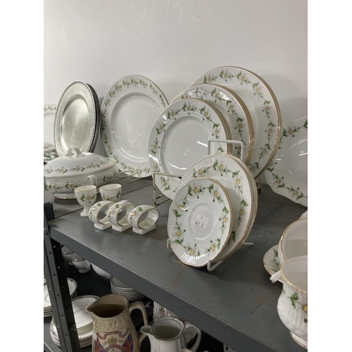 193 - 20th cent. Ceramics: Berkshire English bone china six place dinner, tea and coffee set, having daisy... 