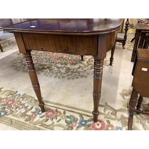 101 - 19th cent. Mahogany D end extending dining table reeded edge top on turned legs, two leaves extendin... 