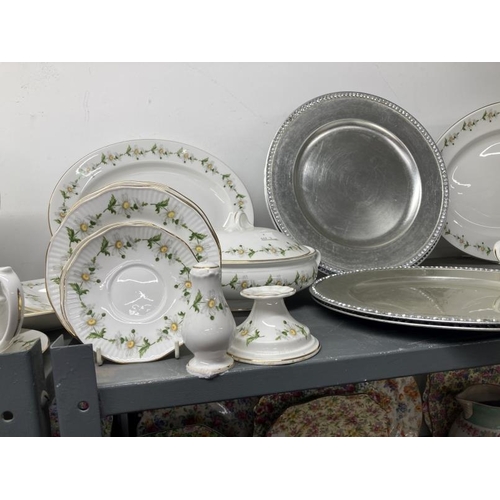 259 - 20th cent. Ceramics: Berkshire English bone china six place dinner, tea and coffee set, having daisy... 