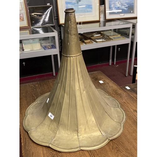 280 - 20th cent. Brass gramophone horn. 25ins.