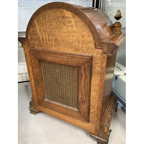 301 - Clocks & Watches: Early 20th cent. German oak cased mantel clock with gilt and white face, applied f... 