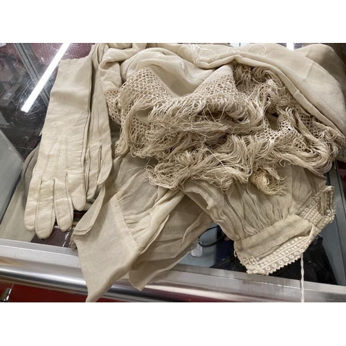 344 - 19th/Early 20th cent. Textiles: Gloves, kid and satin x 4 pairs, white cotton stockings, lace remnan... 