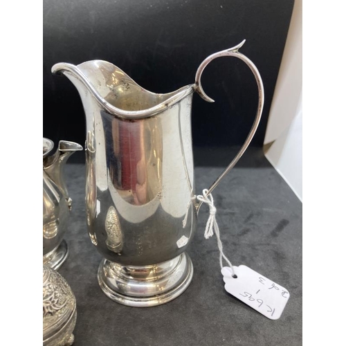 400 - Hallmarked Silver: Cream jugs, Dennison Birmingham, the other London worn maker mark, approx. 10oz. ... 