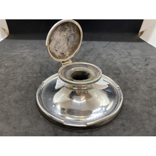 401 - Hallmarked Silver: Capstan inkwell with glass liner, Birmingham. Total weight 9.6ozt.