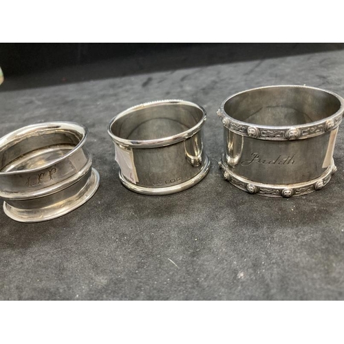 413 - Hallmarked Silver: Teaspoon hallmarked Birmingham and three napkin rings one hallmarked London, Birm... 