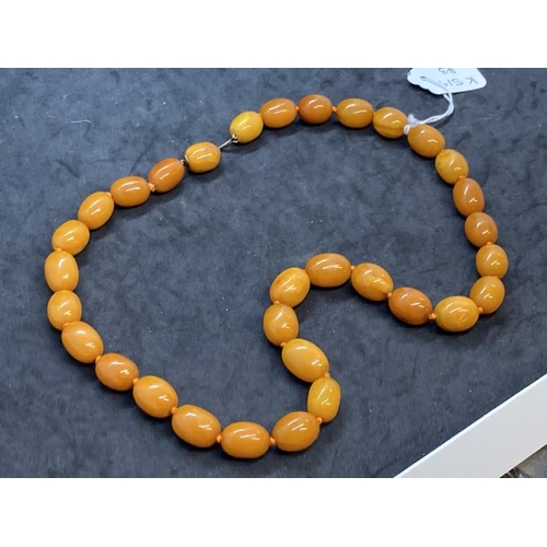 430 - Jewellery: Amber necklet consisting of thirty-two oval butterscotch amber beads, size of beads 20mm.... 