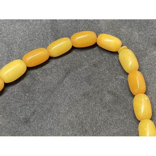 431 - Jewellery: Necklet consisting of (33) butterscotch amber beads with a drop at the centre. Overall le... 