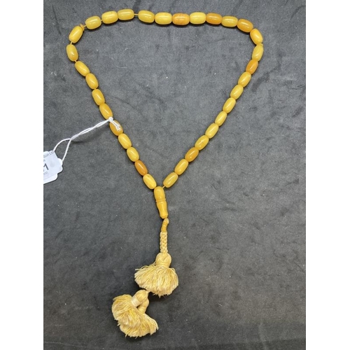 431 - Jewellery: Necklet consisting of (33) butterscotch amber beads with a drop at the centre. Overall le... 