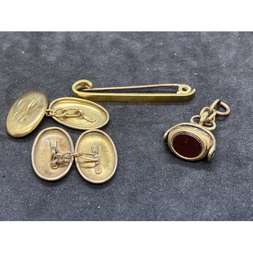 451 - Hallmarked Jewellery: chain cufflinks, pair, bar brooch, and swivel fob, all 9ct gold in total 8g. P... 