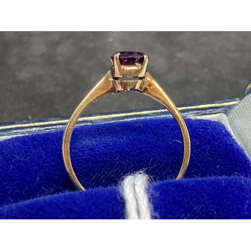 463 - Jewellery: Ring yellow metal set with a synthetic sapphire (Alexandrite type), estimated weight 0.75... 