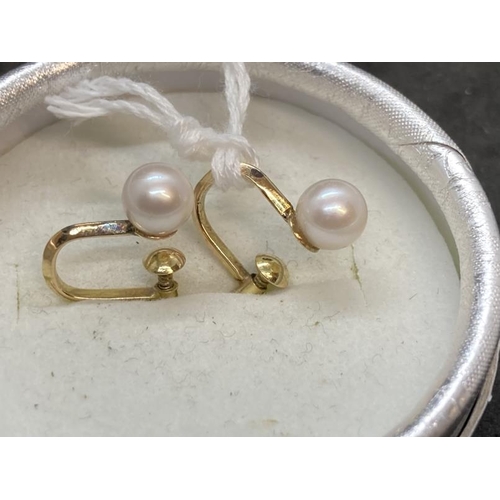 468 - Jewellery: Yellow metal pair of single 6mm cultured pearl studs with screw fittings, stamped 14K, te... 