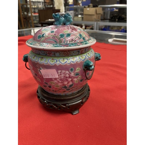 509 - Chinese: Early 20th cent. Nyonya Straits porcelain covered jar decorated with poly chrome flowers on... 