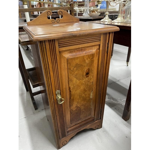 58 - Early 20th cent. Furniture/Militaria: WWI era folding oak cake stand with label attached stating 'Th... 