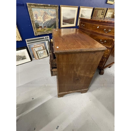 106 - Late 18th cent. Mahogany chest of drawers, rectangular top with carved moulded edge, a brushing slid... 